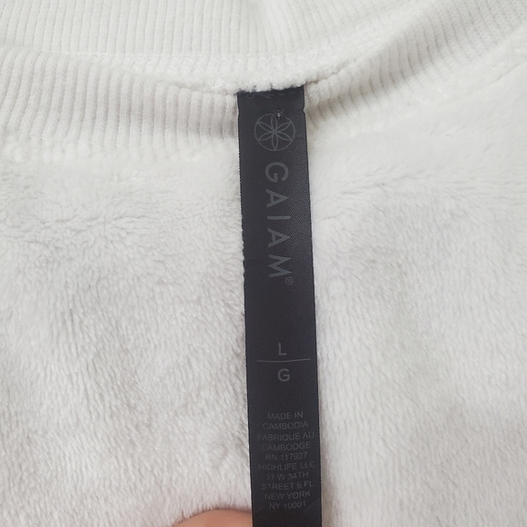 GAIAM Fuzzy White Sweater - Picture 4 of 5
